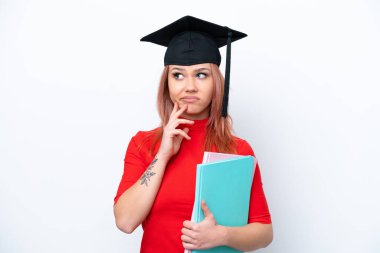 Beyaz arka planda izole edilmiş genç bir Rus öğrenci şüpheleri ve düşünceleri var.