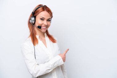 Beyaz arka planda izole edilmiş kulaklıkla çalışan pazarlamacı Rus kız.