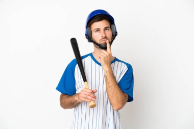 Beyzbol oynayan, beyaz arka planda izole edilmiş genç beyaz bir adam yukarı bakarken şüpheleri var.