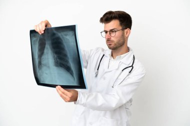 Beyaz arka planda izole edilmiş, doktor önlüğü giymiş ve elinde kemik taraması yapan genç bir doktor.