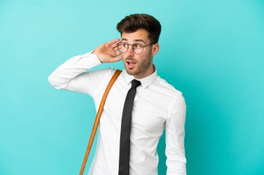 İş adamı, izole edilmiş arka planda elini kulağına koyarak bir şeyler dinliyor.