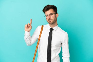 Tecrit edilmiş iş adamı en iyinin işareti olarak parmağını kaldırıyor ve gösteriyor.