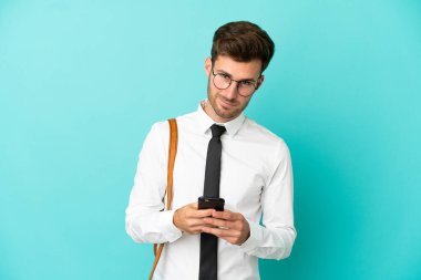 İş adamı izole edilmiş arka planda cep telefonuyla mesaj gönderiyor.