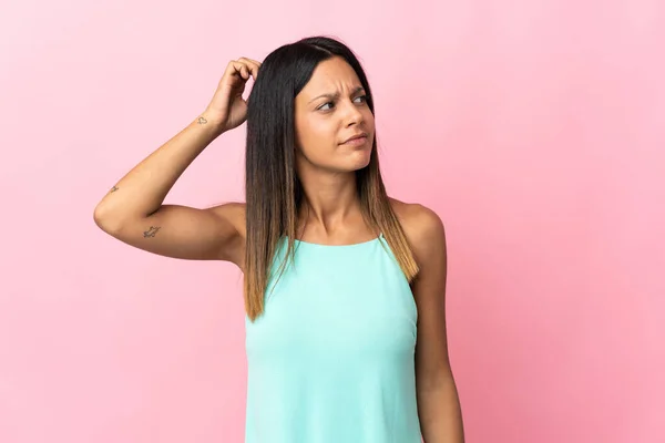 Menina Caucasiana Isolada Fundo Rosa Com Dúvidas Coçar Cabeça — Fotografia de Stock