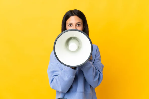 Blank Meisje Geïsoleerd Gele Achtergrond Schreeuwen Door Een Megafoon Aan — Stockfoto