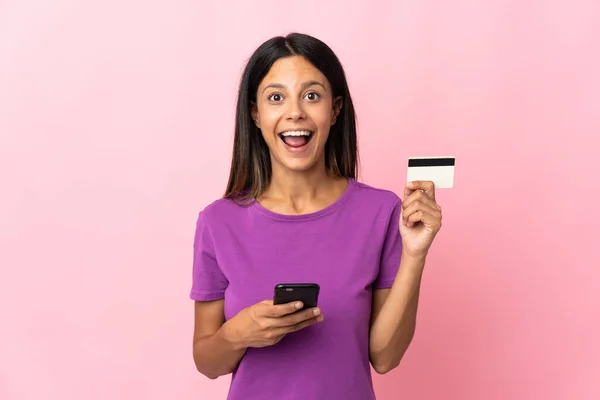 Blank Meisje Geïsoleerd Roze Achtergrond Kopen Met Mobiele Het Houden — Stockfoto