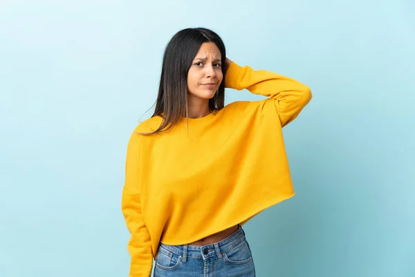 Caucásico Chica Aislado Azul Fondo Teniendo Dudas — Foto de Stock