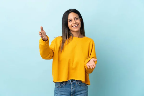 Fille Caucasienne Isolé Sur Fond Bleu Présentant Invitant Venir Avec — Photo