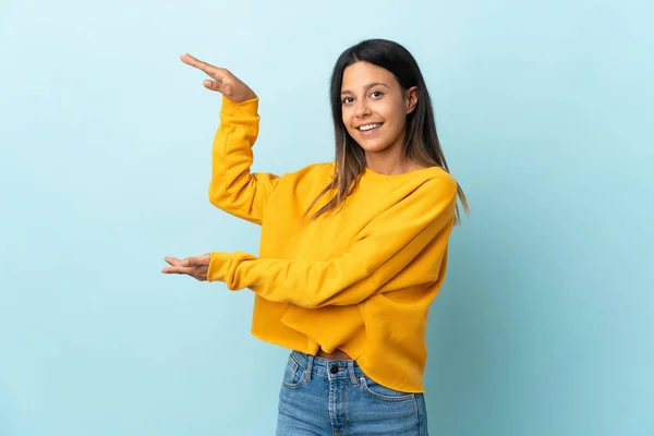 Fille Caucasienne Isolé Sur Fond Bleu Tenant Copyspace Pour Insérer — Photo