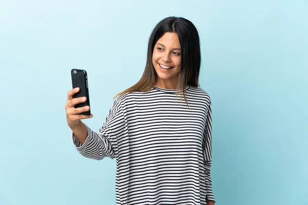Blank Meisje Geïsoleerd Blauwe Achtergrond Het Maken Van Een Selfie — Stockfoto