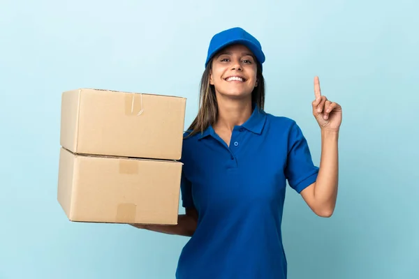 Jovem Mulher Parto Isolado Fundo Azul Apontando Para Uma Grande — Fotografia de Stock