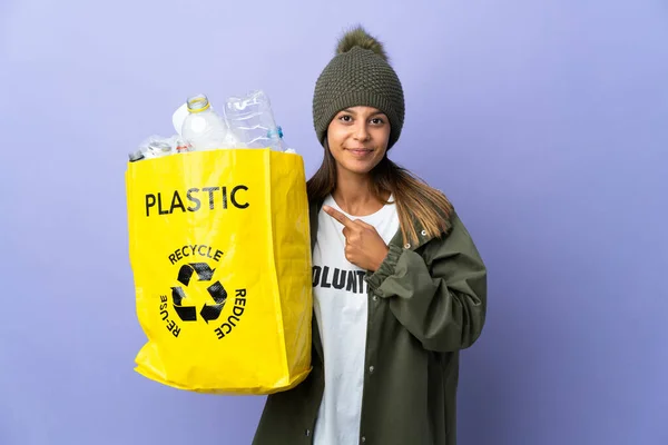 Ung Kvinna Håller Påse Full Plast Pekar Sidan För Att — Stockfoto