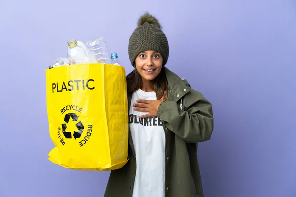 Ung Kvinna Håller Påse Full Plast Förvånad Och Chockad Medan — Stockfoto