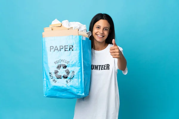 Молода Жінка Тримає Мішок Переробки Повний Паперу Великими Пальцями Тому — стокове фото