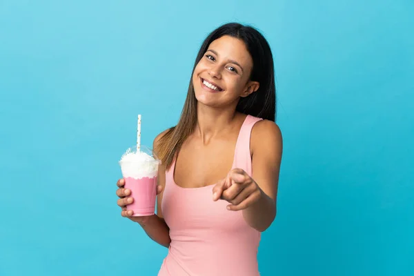 Mujer Joven Con Batido Fresa Apuntando Frente Con Expresión Feliz —  Fotos de Stock