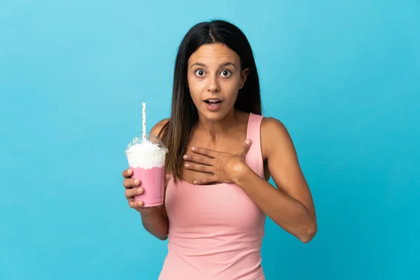 Mujer Joven Con Batido Fresa Sorprendida Sorprendida Mientras Mira Derecha —  Fotos de Stock