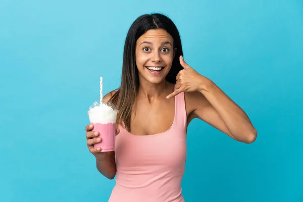 Mujer Joven Con Batido Fresa Haciendo Gesto Telefónico Llámame Señal —  Fotos de Stock