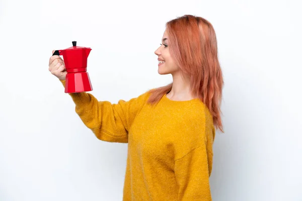 Junges Russisches Mädchen Hält Kaffeekanne Isoliert Auf Weißem Hintergrund Mit — Stockfoto