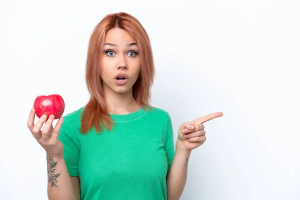 Junge Russische Mädchen Mit Einem Apfel Isoliert Auf Weißem Hintergrund — Stockfoto