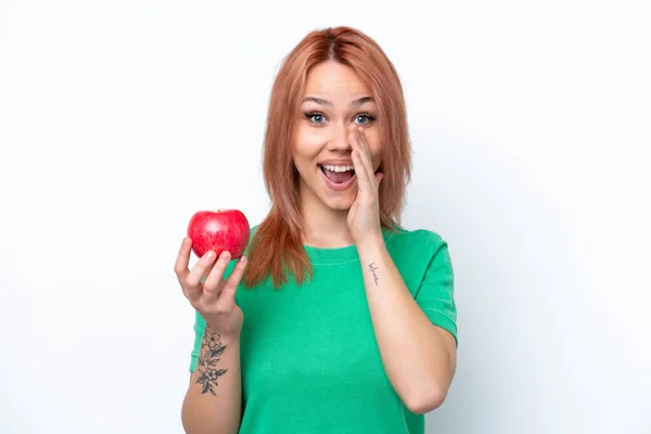 Junge Russische Mädchen Mit Einem Apfel Isoliert Auf Weißem Hintergrund — Stockfoto