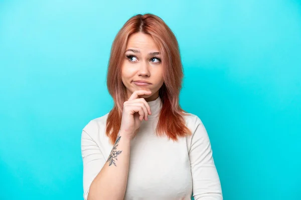 Young Russian Woman Isolated Blue Background Having Doubts Thinking — Stock Photo, Image