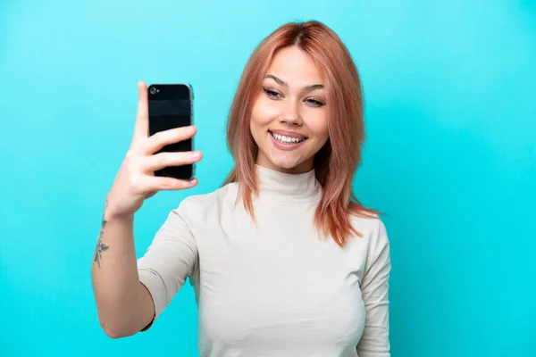 Mladý Ruský Žena Izolovaný Modrém Pozadí Dělat Selfie — Stock fotografie