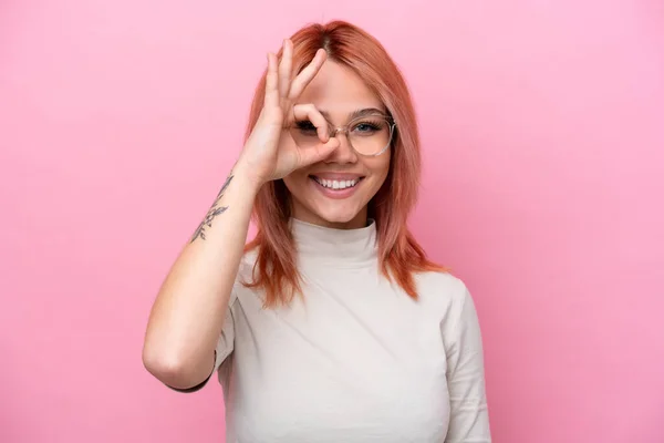 Mladá Ruská Dívka Izolované Růžovém Pozadí Brýlemi Veselým Výrazem — Stock fotografie