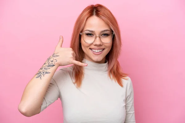 러시아 소녀가 안경을 전화를 분홍색 배경에 고립되어 — 스톡 사진