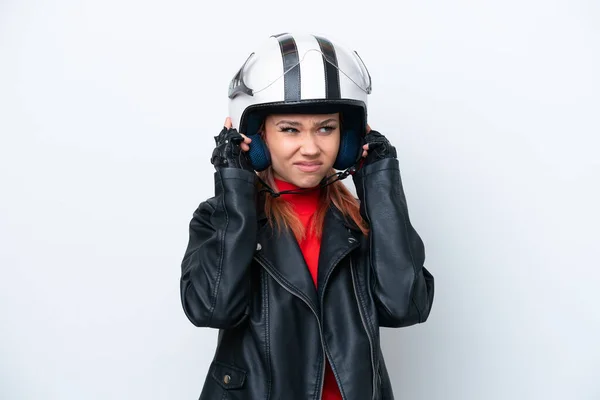 若いですロシアの女の子とともにオートバイヘルメット隔離上の白い背景不満とカバー耳 — ストック写真