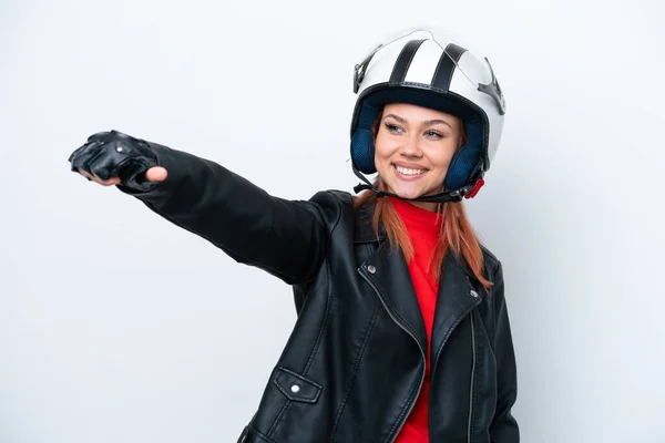 若いですロシアの女の子とともにオートバイヘルメット隔離上の白い背景与えますA親指アップジェスチャー — ストック写真