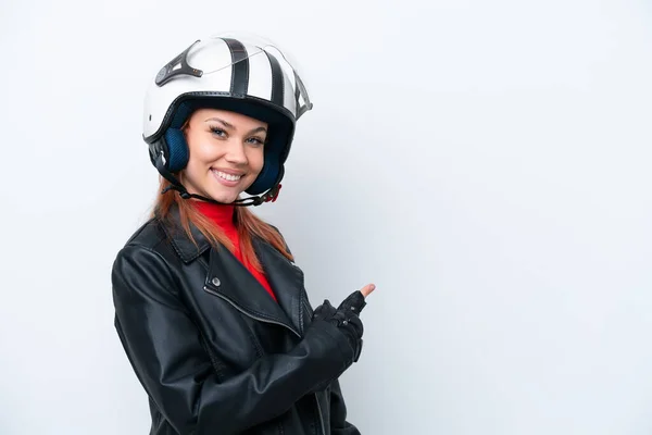 若いですロシアの女の子とともにオートバイヘルメット隔離された上に白い背景指すバック — ストック写真