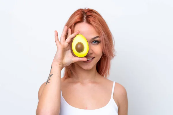 Joven Chica Rusa Aislada Sobre Fondo Blanco Sosteniendo Aguacate Mientras —  Fotos de Stock