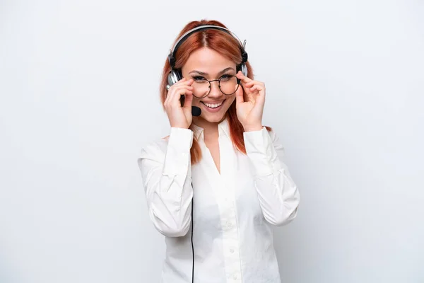 Telemarketer Ρωσίδα Που Εργάζεται Ακουστικά Που Απομονώνονται Λευκό Φόντο Γυαλιά — Φωτογραφία Αρχείου