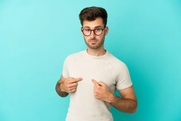 Jeune Homme Beau Caucasien Isolé Sur Fond Bleu Pointant Vers — Photo