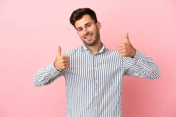 Jonge Kaukasische Knappe Man Geïsoleerd Roze Achtergrond Geven Van Een — Stockfoto