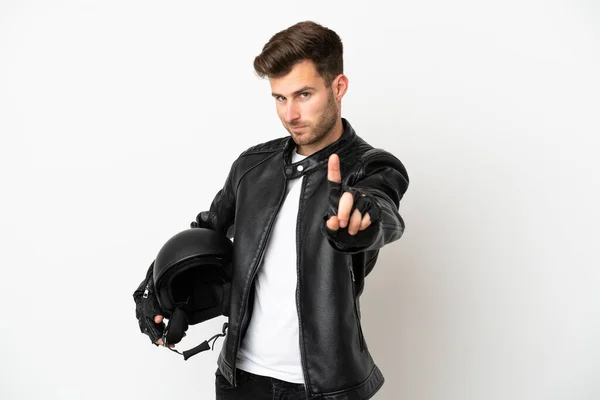 오토바이 헬멧을 코카서스 남자가 배경에 고립되어 손가락을 — 스톡 사진
