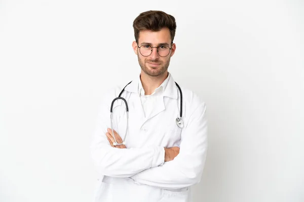 年轻的医生 白人背景的白人男子 身穿医生的长袍 双手交叉 — 图库照片