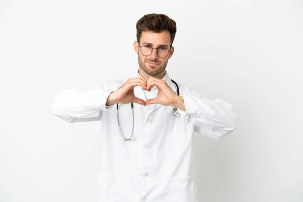 年轻的医生 白人背景的白人男子 穿着医生的长袍 用手做心脏 — 图库照片