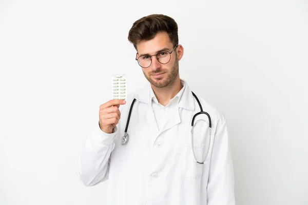 年轻的医生 白种人 穿着医生的长袍 拿着药丸 与外界隔离 — 图库照片
