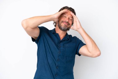 Beyaz arka planda izole edilmiş yaşlı Hollandalı adam gülüyor.