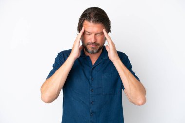 Beyaz arka planda baş ağrısı olan yaşlı bir Hollandalı izole edilmiş.