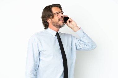 Üst düzey Hollandalı iş adamı beyaz arka planda izole edilmiş cep telefonuyla sohbet ediyor.
