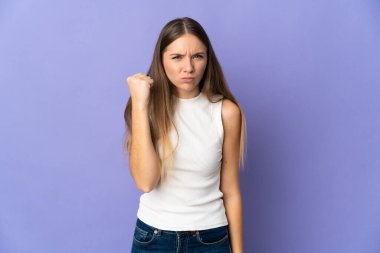Genç Litvanyalı kadın mutsuz bir ifadeyle mor arka planda izole edilmiş.