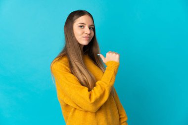 Genç Litvanyalı kadın mavi arka planda soyutlanmış gururlu ve kendinden memnun