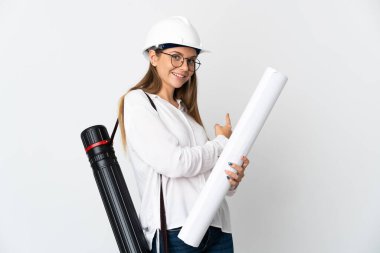 Genç Litvanyalı mimar kadın miğferi ve beyaz arka planda izole edilmiş planları var.