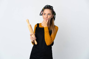 Genç Litvanyalı kadın beyaz arka planda izole edilmiş merdaneyi tutuyor.