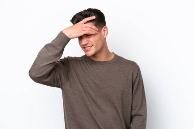 Beyaz fırında başağrısı olan yakışıklı beyaz bir adam.