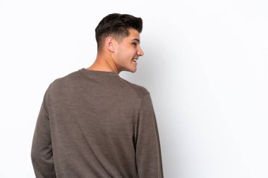 Beyaz tenli, yakışıklı beyaz bir adam arka taraftaki beyaz fırında izole edilmiş.