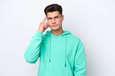 Beyaz fırında izole edilmiş yakışıklı beyaz bir adam bir fikir düşünüyor.