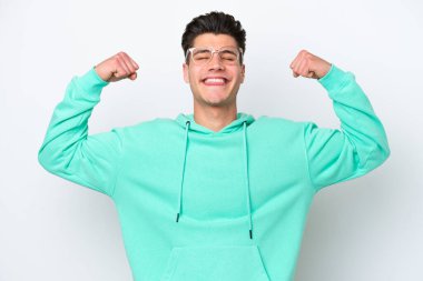 Beyaz fırında izole edilmiş yakışıklı beyaz adam güçlü bir jest yapıyor.